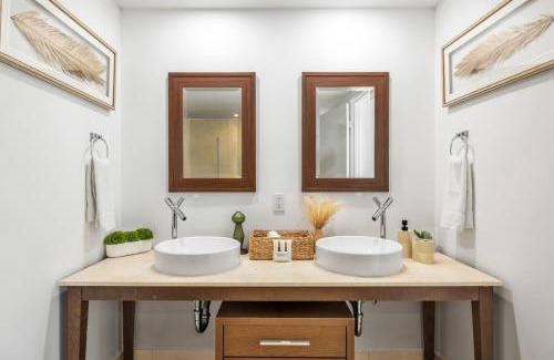 Downtown Miami House | Wrap around Bay View, W Hotel Luxury 2BR 2BA, Pool, Spa, Free Gym Classes
