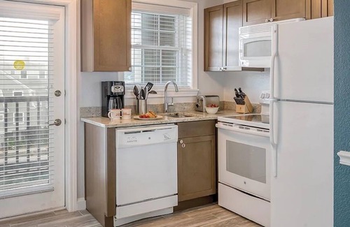 Yachting Village Resort | Wyndham Newport Onshore-2 BR-Near Museum,shops & more