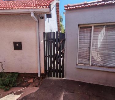 Edenvale Apartment | Yakhe self-catering Cozy styled 1 bedroomed