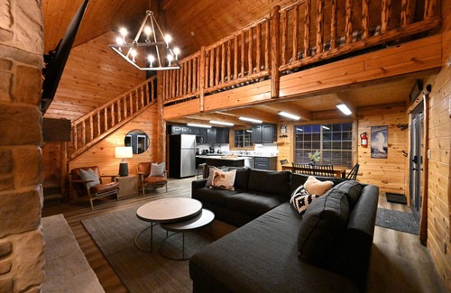 Island Park Cabin | Yellowstone Cabin Retreat –Sleeps 10, Near Yellowstone, ATV & Snowmobile Trails