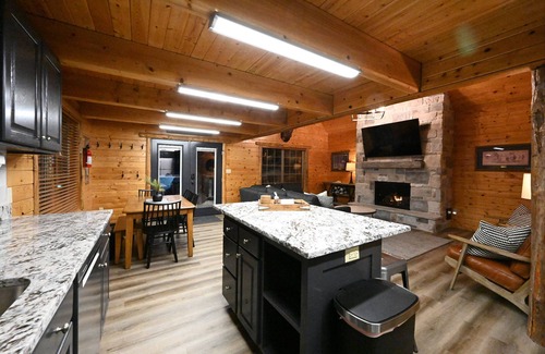 Island Park Cabin | Yellowstone Cabin Retreat –Sleeps 10, Near Yellowstone, ATV & Snowmobile Trails