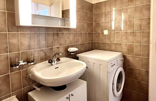 Downtown Geneva Apartment | Yooneet Train Station 1BR Cozy Apartment