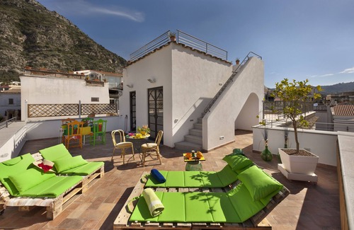 Meta Apartment | YourHome - Karme House