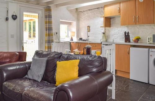 Carmarthen House | Yr Ysgubor - U45300
