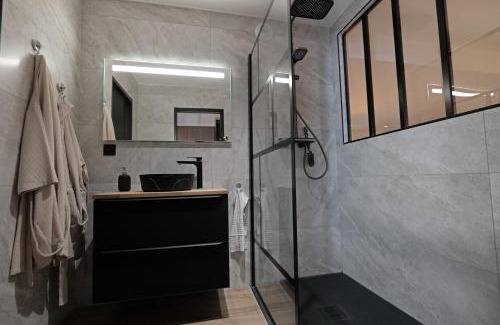 Besancon Apartment | Zanzibar Suite