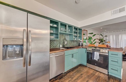 Old East Dallas Condo | Zen 1BR + Loft with dual king beds, resort-style pool, and luxury amenities.