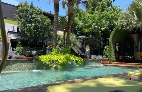 Old East Dallas Condo | Zen 1BR + Loft with dual king beds, resort-style pool, and luxury amenities.