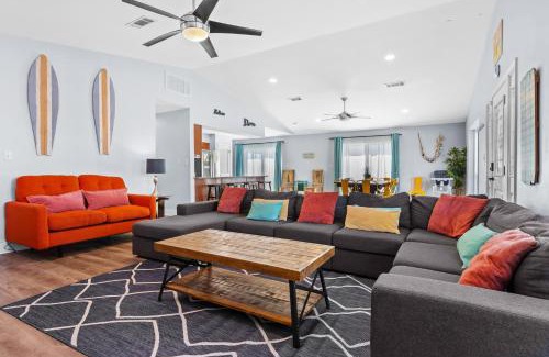Crystal Beach House | Zula Beach Vacation Home, Sleeps 16, Private Heated Pool, 4min Walk To The Beach, Pets Welcome, Fenced Yard