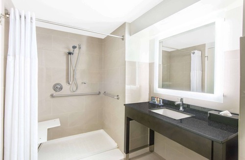 Downtown Niagara Falls Hotel | Wingate By Wyndham Niagara Falls