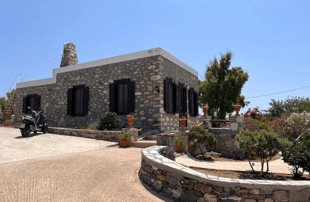 Πέτρινο Εξοχικό Σπίτι στη Σύρο