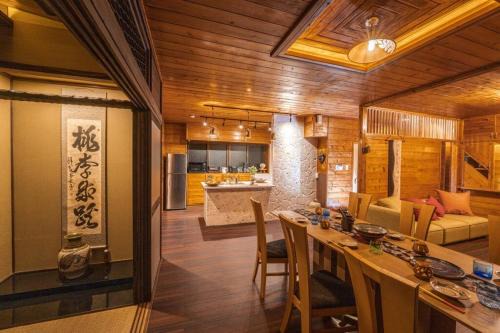 『てぃぐまの宿』地平線まで見渡せる圧巻の屋外テラスビュー！300余年の歴史ある壺屋焼がご堪能出来る宿