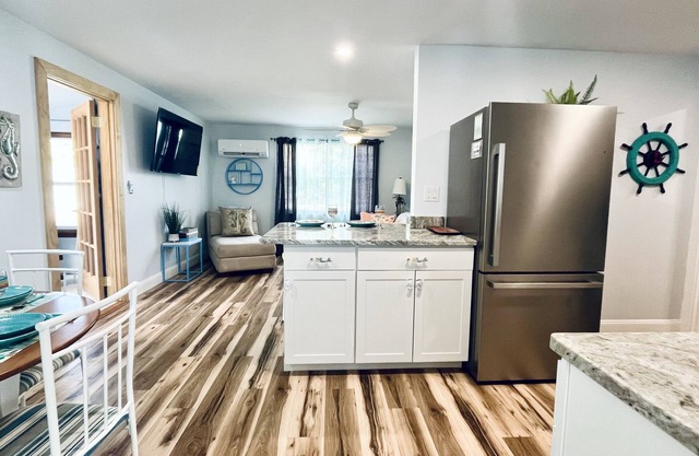 1.7 to Ocean! 4Beds, 2 Bikes,W&D, Grill,Park Boat, Pickleball, Screened TV porch