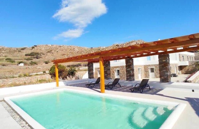 1 Bd Emerald Apt with Sparkling Shared Pool