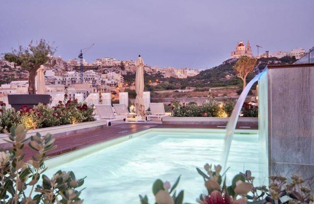 1 BDR superior balcony Luna
