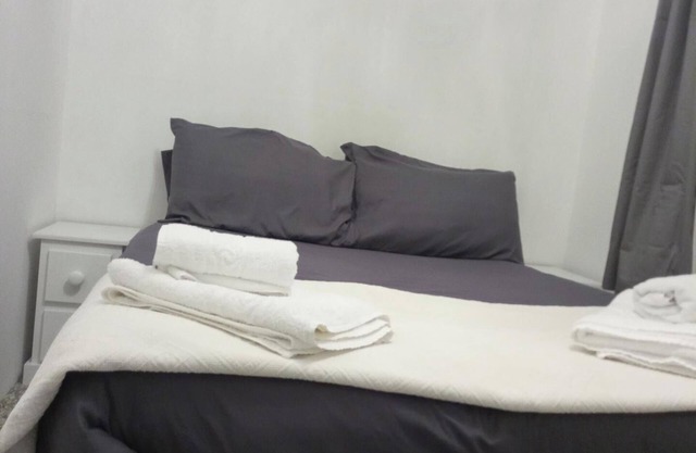 1-Bed Chalet, Sleeps 2, Parking, Pets Allowed