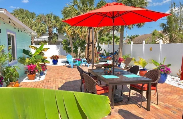 1 Block from beach! 🏖 3 blocks to Downtown. Resort-like Backyard Walk to all