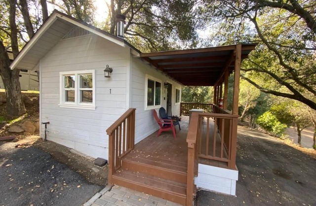 # 1. Bluebird's Nest - Studio Cabin W/Fireplace