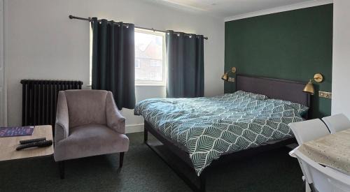 1 double and 1 twin bedrooms and bath
