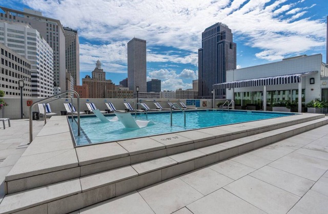 1 King Std Room, Holiday Inn – Rooftop Pool, 4 Blocks from Caesars Superdome