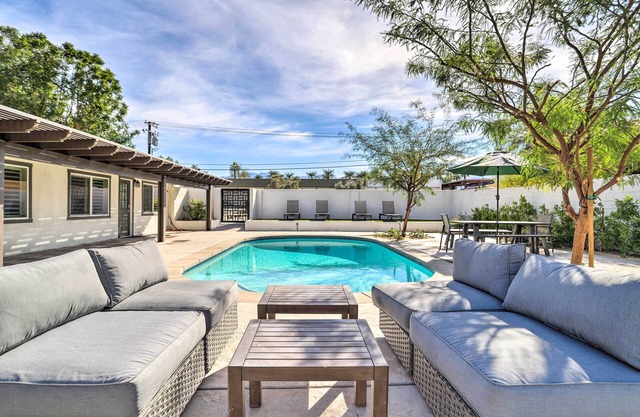 < 1 Mi to El Paseo: Cottage Oasis w/Fire Pit