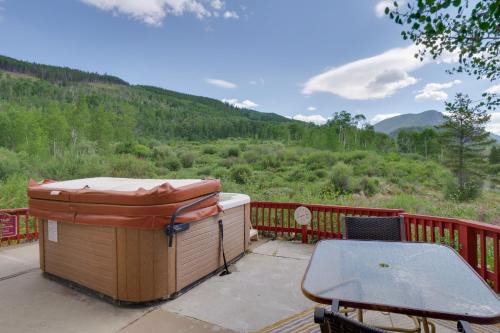 1 Mi to Keystone Lifts Hot Tub Haven with Mtn Views