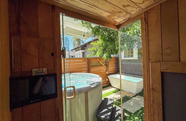 1 mile to Gaslamp—eScooters, Hot tub, Sauna