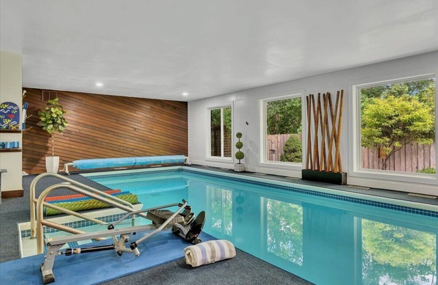 1 mile to TRACK and LAKE. Private INDOOR POOL & SPA. Walk to GOLF.