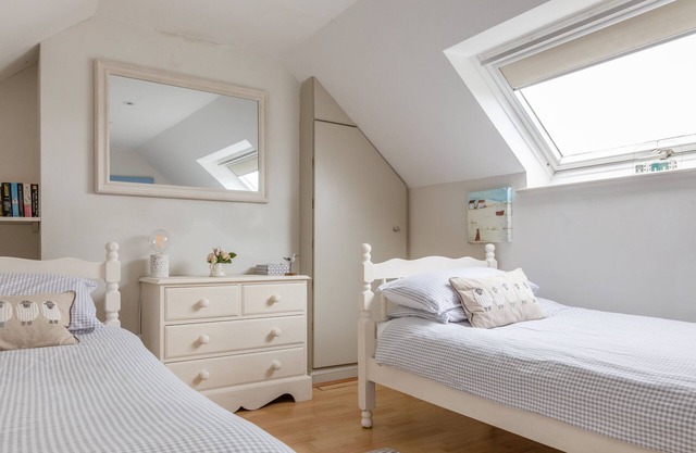 1 TOP VIEW COTTAGES, pet friendly, with open fire in Salcombe