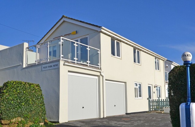 1 West Park Mews - Three Bedroom House, Sleeps 6