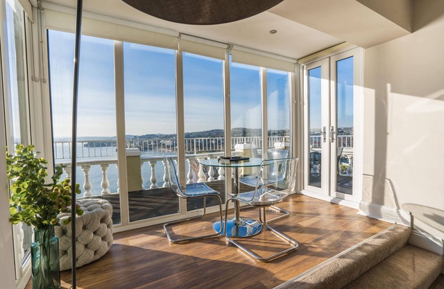 10 Astor House - premier one bed apartment with stunning uninterrupted sea views and large balcony