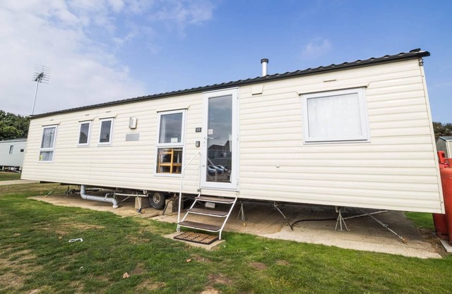 10 berth caravan for hire near Great Yarmouth at Broadland Sands ref 20025BS