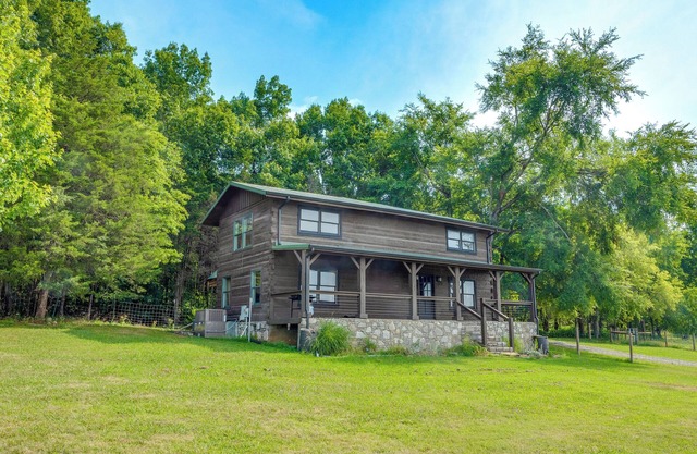 ~ 10 Mi to Downtown: Murfreesboro Area Cabin