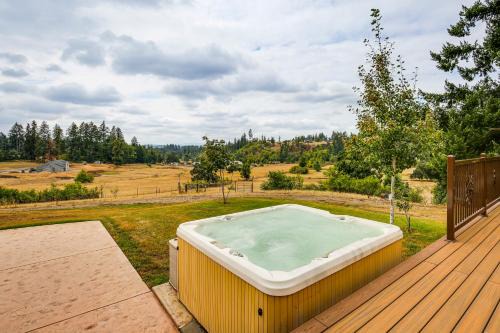 10 Mi to Eugene Countryside Home with Mtn Views!
