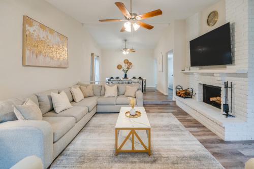 10 Mi to Six Flags Pet- and Family-Friendly Retreat