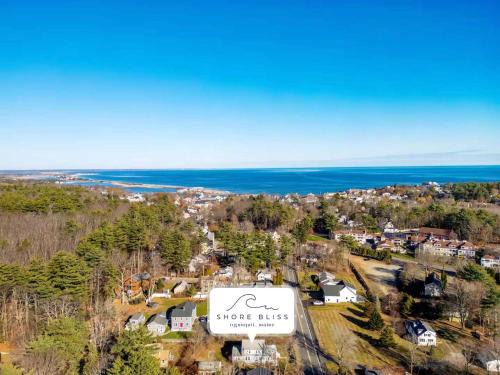 10-Min Walk to Beach - Huge Deck - Near Downtown