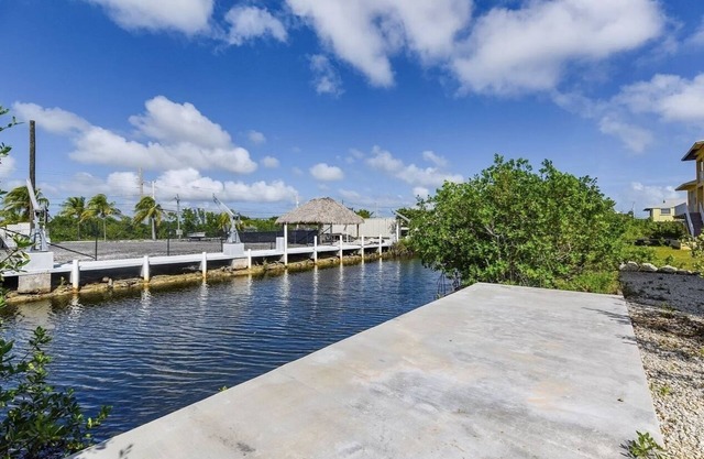 10 minutes away from Bahia Honda and 30 minutes away from Key West