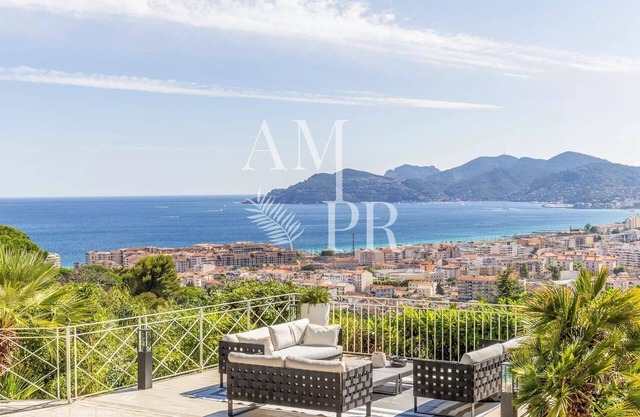 10 minutes from the Palais des Festivals, single-storey villa with panoramic sea view