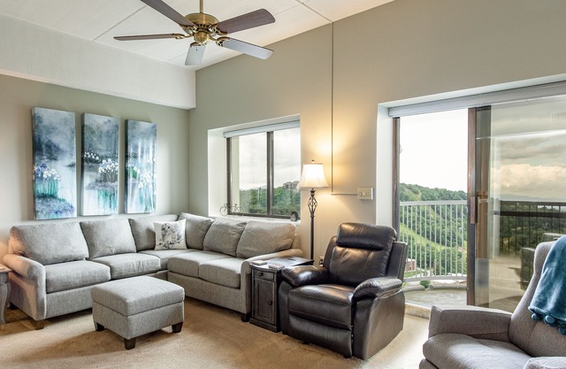 10th Floor Beautifully Decorated Condo w/ Pool Access