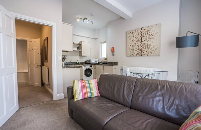 11 Astor House - one bed modern and comfortable ground floor apartment