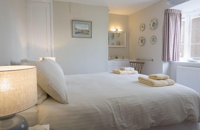 11 Robinsons Row, SALCOMBE