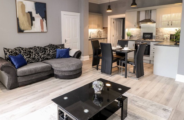 11, ST. JOHN'S NORTH APARTMENTS, romantic, with a garden in Wakefield