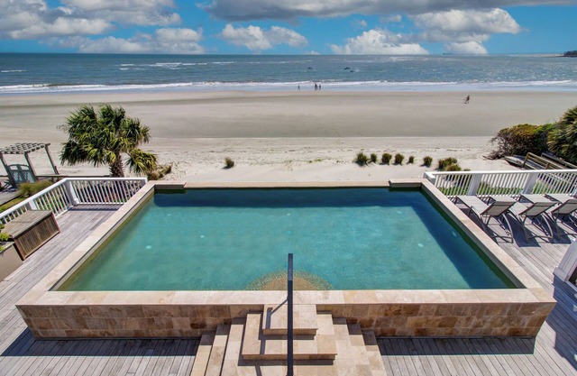 114 Ocean Boulevard by AvantStay | Beachfront | Infinity Pool!