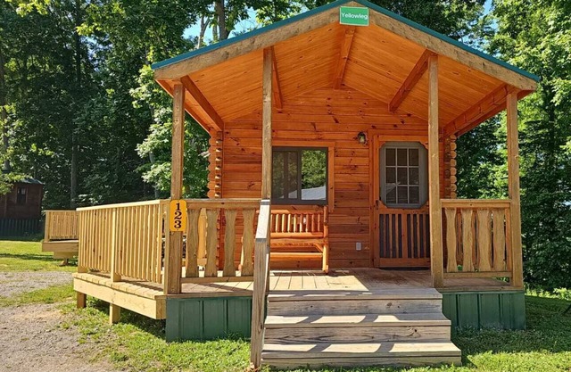123) Yellowleg Log Cabin. Close to Hocking Hills State Park and more!