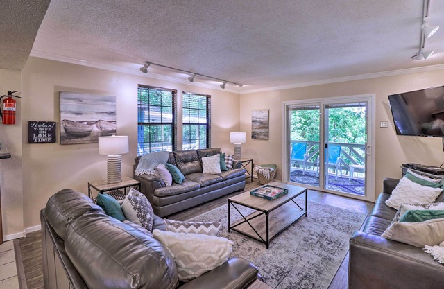 13 Mi to Hot Springs: Serene Royal Home w/Deck!