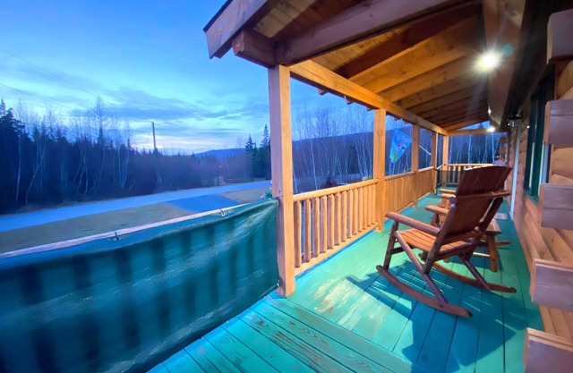 136MD modern log cabin with AC: less than 10 minutes from Bretton Woods! POOL PASSES!
