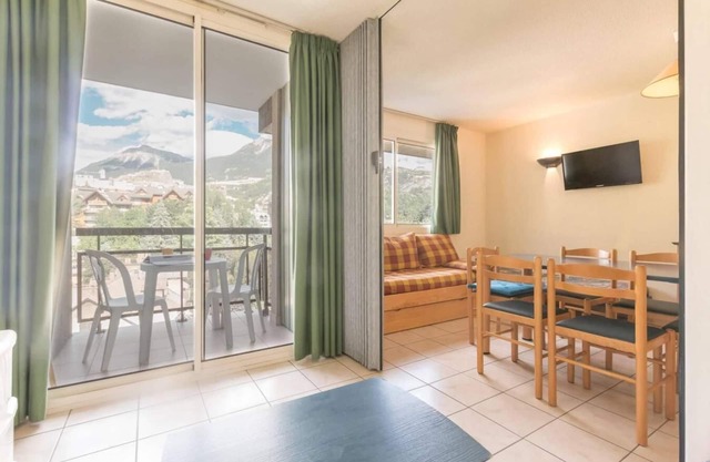 150m from ski slopes, 5th floor, balcony, parking, tv, ski locker, 30m², Serre Chevalier