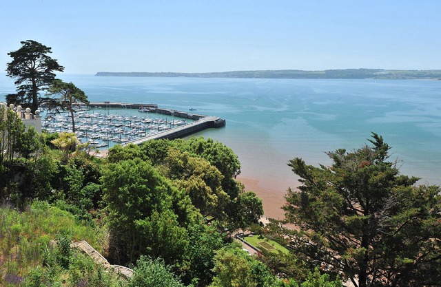 16 Astor - one bed apartment with juliette balcony and stunning uninterrupted sea views