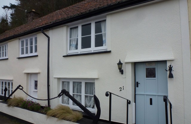 17th C Fisherman's Cottage, quiet Harbour location opposite Beach with Sea Views