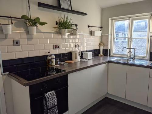 1840's Railway Cottage - Sleeps 4 & Parking