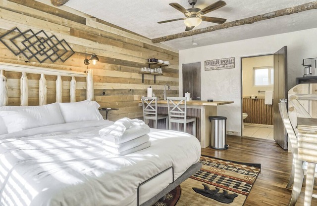 1BD Suite✶Old Colorado City & Hiking!✶Dogs Welcome